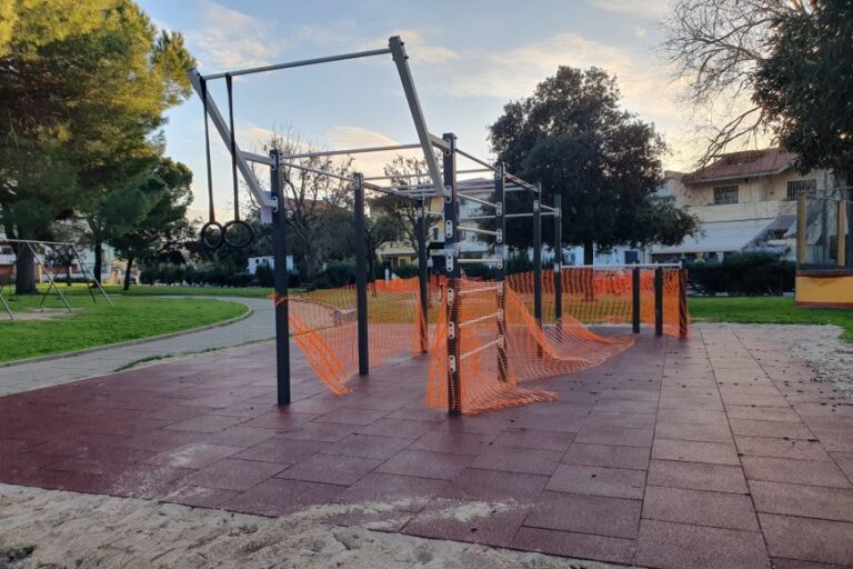 Con la riqualificazione, nuovi attrezzi da fitness nel parco di viale Repubblica – Foto