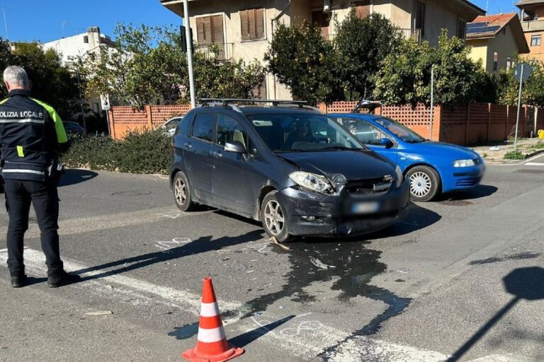 Incidente tra due auto, all’incrocio, nel quartiere di San Nicola