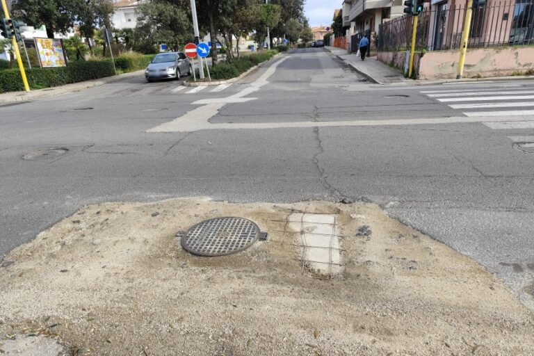 Strade dimenticate dopo i lavori per il gas. E dal cemento spunta una gabbia in ferro