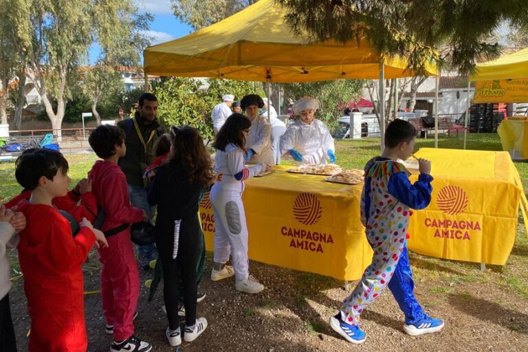 Per i bimbi delle scuole zippole e chiacchiere al mercato di Campagna Amica – Foto