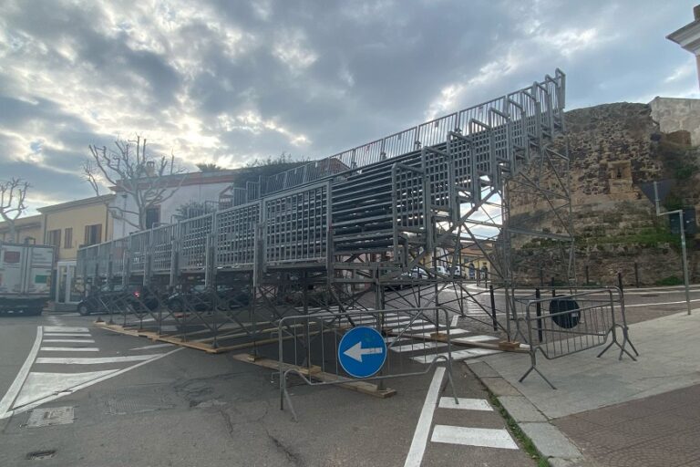 Sartiglia: riecco le tribune per le pariglie, operai al lavoro in via Mazzini