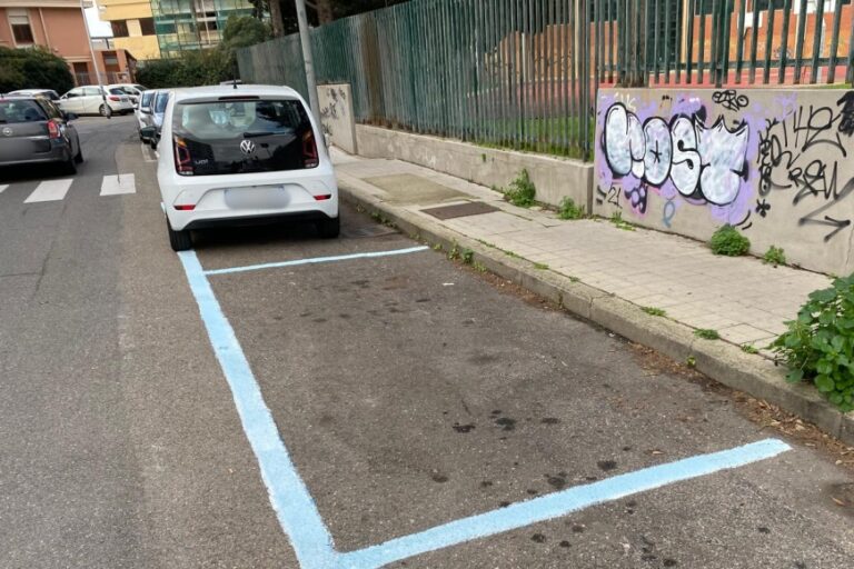 Parcheggi celesti nelle vie Carducci e Foscolo, dopo il ripensamento del Comune