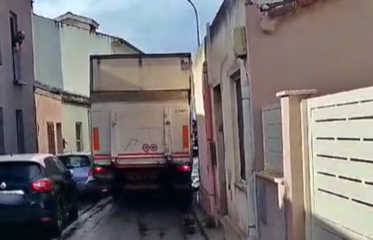 Dopo le ambulanze, un autocarro incastrato nella strettoia di via Lepanto