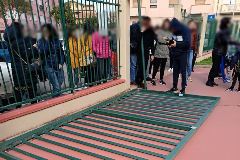 Crolla il cancello della scuola, paura a Oristano