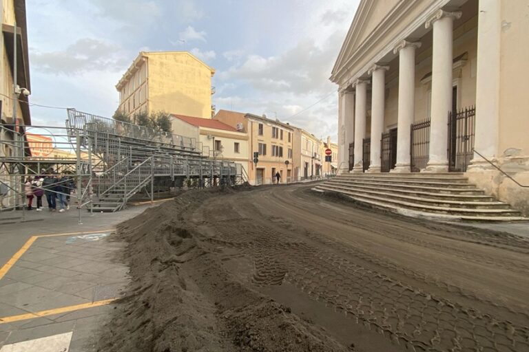 Sartiglia sempre più vicina. Ecco la sabbia in via Duomo