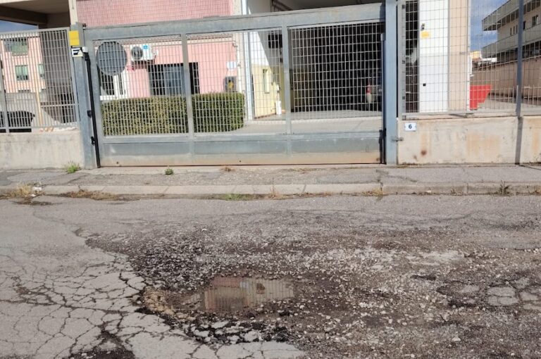 Buche gigantesche, a Oristano un tratto di strada che mette in pericolo chi vi transita