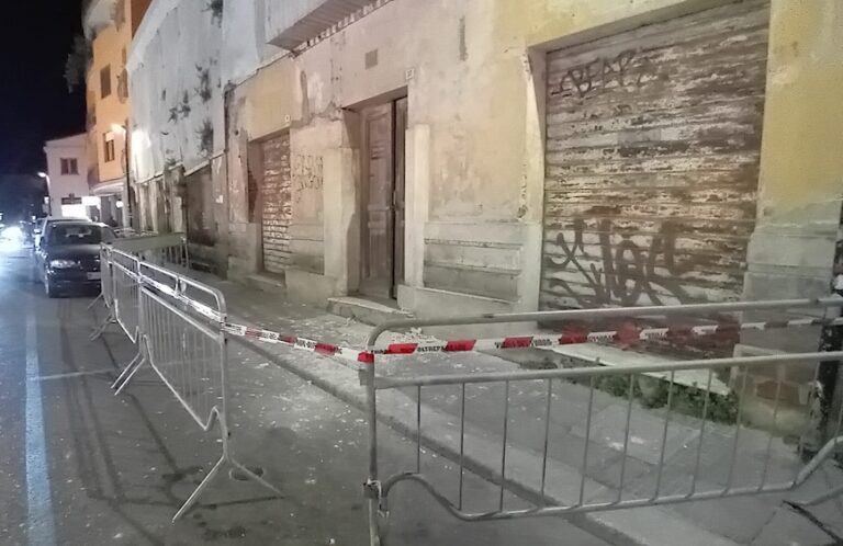 Allarme in via Tirso: ennesimo crollo, tornano le transenne